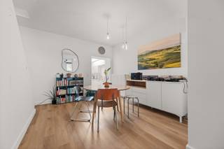 Bijzonder lichtrijke, comfortabel vernieuwde woning met terrastuin. Bestaat uit inkom, gastentoilet, living, modern ingerichte keuken, geriefelijke berging/wasplaats, ZW-gerichte terras/stadstuintje. Op 1ste verd. grote slaapkamer en badkamer (ligbad, douche, wc, wastafel), en vaste trap naar dakverdieping waar zich nog 2 kleinere slaapkamers zich bevinden. Gunstig EPC. <br />Maximale bezetting: koppel met 2 kinderen. Bezoekcapaciteit is beperkt, gezien de woning nu nog bewoond is. <br />Pas vrij vanaf 01/02/2027. Mail louis@vastgoedsinnaeve.be.<br /><br />Bij interesse, gelieve enkel en alleen te reageren via het contactformulier. Wij contacteren u terug van zodra een bezoek mogelijk is.