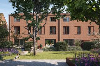 Deze gezinswoning beschikt over drie slaapkamers en heeft een oppervlakte van 145 m². Een fietsberging is inbegrepen in de prijs terwijl de zolder optioneel af te werken valt. Daarnaast zijn een ondergrondse berging en ondergrondse autostaanplaats verplicht aan te kopen. Meer info via onze sales consultant via 09 298 03 30.