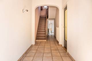 Welkom in Dorpstraat 113 te Burcht.<br /><br />Op zoek naar een charmante gezinswoning met vier slaapkamers, een garage en een centrale ligging? Dan is deze charmante woning in het hart van Burcht zeker een bezoek waard.<br /><br />Betreedt de woning via de ruime <strong>inkomhal</strong>.<br />Op het gelijkvloers bevindt zich een aangename en lichtrijke <strong>leefruimte</strong> met een gezellige <strong>zithoek</strong>. De grote raampartijen zorgen voor een mooie natuurlijke lichtinval.<br />Aansluitend ligt de <strong>eetkamer</strong> met zicht en toegang tot het <strong>koertje</strong>.<br /><br />De <strong>keuken</strong> is volledig ingericht en heeft een aansluiting voor wasmachine of vaatwasmachine.<br />Verder beschikt het gelijkvloers over een <strong>badkamer</strong> met een douche in het ligbad, lavabomeubel en toilet. <br /><br />Op de eerste verdieping bevinden zich <strong>twee ruime slaapkamers. </strong>De riante master bedroom heeft een authentieke houten vloer en grote raampartijen die een open en licht gevoel creëren.<br />Op de tweede verdieping zijn nog <strong>twee volwaardige slaapkamers.</strong> Deze zijn ideaal als kinderkamer, logeerkamer, dressing of thuisbureau.<br /><br />Een extra troef is de <strong>ruime garage</strong> met automatische poort. Hier is plaats voor een wagen, fietsen en extra bergruimte. In de garage is ook toegang tot de kruipruimte.<br /><br />Dankzij de centrale ligging in Burcht bevinden scholen, winkels en openbaar vervoer zich op wandel- of fietsafstand, waardoor alle dagelijkse voorzieningen vlot bereikbaar zijn.<br /><br /><strong>Technisch:</strong><br />- EPC: 489 kWh/m2jaar, label E<br />- P-& G-score: C & C<br />- Niet gelegen in overstrommingsgevoelig gebied.<br />- Renovatieverplichting van toepassing<br />- (stedenbouwkundige informatie in aanvraag)<br /><br />De woning is momenteel verhuurd aan familie en kan vrij zijn bij akte.<br />Plan snel een bezoek in deze leuke woning.