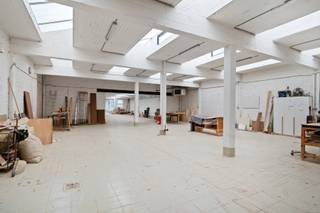 In een rustige straat van Deurne, maar toch perfect bereikbaar, ontdek je deze bijzonder ruime werkplaats van 475 m².Een plek waar vakmanschap,...