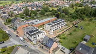 n het stijlvolle nieuwbouwproject “Baron de L”, centraal gelegen in Liedekerke, bevindt zich deze prachtige duplex met twee slaapkamers.Deze...