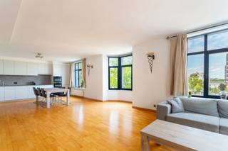 This spacious apartment of approximately 128 m² is located on the edge of the new Zuidpark and on the corner of Pourbusstraat and Vlaamsekaai.<br /><br />The new Zuidpark, the green lung of the Zuid district, and the recently redesigned Scheldt quays make the neighbourhood the perfect place to live in the city.<br /><br />The entrance hall is pleasantly spacious and offers room for built-in cloakroom cupboards. The spacious and bright living room with open kitchen overlooks the park through large windows at the front. Here you can enjoy the afternoon sun. The open layout, combined with high ceilings and large windows, creates a loft-like feeling.<br /><br />The open kitchen was completely renovated in 2023. Neutral colours were chosen and all appliances were neatly integrated. The kitchen is equipped with an induction hob, microwave oven, convection oven, dishwasher, refrigerator and freezer.<br /><br />The two full bedrooms are located at the quiet rear of the property. The master bedroom, which is very spacious with enough room for a metre-long wardrobe, is adjacent to the bathroom with shower, bath and washbasin. The second bedroom is ideal for use as a children's or guest room or home office. There is also room for a double bed here.<br /><br />Storage room with connections for washing machine and dryer. Separate guest toilet.<br /><br />Communal charges: 100 Euro per month. <br />All utilities (gas, water and electricity) are to be paid privately by the tenant.<br /><br />Available from April 15, 2026.