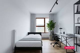 Aan de Koeikensgracht, vlakbij de studentenbuurt van Antwerpen, vinden we deze studentenkamer te koop. Het gebouw kreeg de naam campus Eilandje vanwege de centrale ligging tussen het Eilandje en de universiteitsbuurt. Deze studentenkamer is gelegen op de tweede verdieping aan de binnentuin.Indeling:- inkom- eigen badkamer met toilet, lavabo en douche- ruime bureau- slaapruimte Het gebouw is ook voorzien van:- een volledig geïnstalleerde gemeenschappelijke keuken (op elke verdieping) met terras- gemeenschappelijke studeerruimte- gemeenschappelijke fietsenbergingDe studentenkamer is verhuurd voor 1 jaar aan een huurprijs van €550per maand.Troeven:- recent gebouw- dubbele beglazing in aluminium- lage EPC waarde- lift aanwezig in het gebouw- fietsenberging Kortom ideaal voor studenten of als investering! "Deze AI-visualisaties zijn bedoeld als inspiratie. Er werd geen rekening gehouden met technische specificaties, stedenbouwkundige voorschriften of de concrete mogelijkheden tot realisatie."Bent u geïnteresseerd in een appartement of woning te koop in Antwerpen? Aarzel dan niet om ons te contacteren. Had u graag uw eigen eigendom te koop aangeboden contacteer ons dan voor een vrijblijvende schatting, telefonisch op het nummer 03/206.76.76 of per mail naar antwerpen@dewaele.com.Ook voor alle andere vragen omtrent vastgoed, kopen of verkopen kan u steeds bij ons terecht!