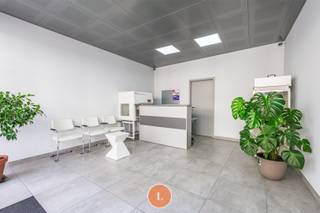 Ontdek deze unieke kans om eigenaar te worden van dit prachtig <strong>handelspand met volledige woning</strong>, gelegen in het bruisende centrum van <strong>Menen</strong>. Deze charmante Bel-Etage-woning combineert het beste van zowel een commerciële ruimte als een comfortabel woongedeelte, en biedt eindeloze mogelijkheden voor ondernemers en gezinnen.<br /><br />Het <strong>handelspand </strong>is ingericht als volgt:<br />Bij het binnenkomen is er een <strong>winkelruimte </strong>voorzien met daar achter een <strong>bureauruimte</strong>. Verder bevindt er zich nog een <strong>keuken </strong>ruimte en een <strong>apart toilet</strong>. Ook de <strong>tuin </strong>is bereikbaar via de beneden verdieping.<br /><br />Op de bovenverdieping hebben we het <strong>woongedeelte</strong>. Deze is ook via een<strong> aparte ingang </strong>bereikbaar.<br />Op de eerste verdieping bevindt zich de <strong>volledige geïnstalleerde keuken</strong> voorzien van microgolfoven, oven, dampkamp, elektrisch- en gasfornuis, vaatwasmachine. De z<strong>eer lichtrijke woonruimte</strong> geeft toegang tot de 2<sup>de</sup> verdieping. De <strong>eerste ruime slaapkamer </strong>bevindt zich ook op de eerste verdieping.<br /><br />Op de <strong>tweede verdieping</strong> zijn er <strong>3 ruime slaapkamers</strong> en een<strong> zeer ruime badkamer</strong> voorzien van <strong>douche</strong>, <strong>dubbele lavabo</strong> en <strong>toilet</strong>.<br />Er is nog een volledige zolderverdieping met een vaste trap die vrij in te delen is.<br /><br />De volledige woning is voorzien van<strong> centrale verwarming</strong> op gas en <strong>dubbele beglazing</strong>.<br /><br />De locatie is absoluut ideaal. Gelegen in het hart van Menen, geniet dit handelspand van een uitstekende zichtbaarheid en een hoge passage. Het is omgeven door diverse winkels, restaurants en andere voorzieningen, waardoor het een uitstekende plek is om een bedrijf te vestigen. De centrale ligging zorgt ook voor een vlotte verbinding met nabijgelegen steden en gemeenten.<br /><br /><strong><span><span>Pluspunten:</span></span></strong>
<ul>
<li><span><span>Centrale ligging </span></span></li>
<li><span><span>Gunstig EPC </span></span></li>
<li><span><span>Aparte ingang voor handelspand en woongedeelte</span></span></li>
</ul>
<span>Wenst u graag meer informatie over deze woning? U kunt alle gegevens en specificaties vinden op onze website www.immolietaer.be.</span><br /><span><span><span><span><span><span><span><span><span><span><span><span><span><span><span><span><span><span><span><span><span><span><span><span><span><span><span><span><span><span><span><span><span><span><span><span><span><span><span><span><span><span><span><span><span><span><span><span><span><span><span><span><span><span>Heeft u interesse in meer informatie of een bezoek aan deze woning? Aarzel niet om contact op te nemen met Kimberly via 0470574605.</span></span></span></span></span></span></span></span></span></span></span></span></span></span></span></span></span></span></span></span></span></span></span></span></span></span></span></span></span></span></span></span></span></span></span></span></span></span></span></span></span></span></span></span></span></span></span></span></span></span></span></span></span></span><br />