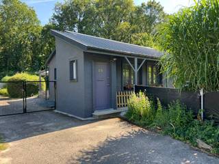 Instapklaar en ingericht buitenverblijf met 1 slaapkamer op een zuidgericht perceel van 1.497<span>m² </span>(geen domicilie mogelijk). <br /><br />Indeling: inkomhal; gezellige woonkamer met hoog plafond en opbergkasten; geïnstalleerde keuken gerenoveerd in 2016; slaapkamer; badkamer bevat toilet, lavabo, douche in bad en aansluiting WM/DK. <br />Gezellig overdekt terras, tuinhuis en prachtige natuurtuin. <br /><br />Algemeen: <br />- Dak vernieuwd (2024) + geluidswerend glas (2023) + airco (2022) <br />- EPC label D (geen renovatieplicht)<br />- Inclusief meubels (volledig instapklaar)<br /><br />Alle attesten zijn beschikbaar onderaan op onze website. <br />Voor meer info of een bezoek: 0472 22 22 44 of thanee@solittvastgoed.be.