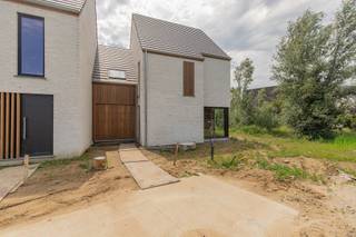 <h3><span>Jouw nieuwe thuis in Hof ter Heiken</span></h3><p><span>Deze woning maakt deel uit van </span><span>Hof ter Heiken</span><span>, een kleinschalig en duurzaam woonproject waar energiezuinig wonen, hedendaags comfort en een groene leefomgeving centraal staan. Dankzij de doordachte architectuur en kwalitatieve afwerking geniet je hier van een woning die volledig is afgestemd op het moderne gezinsleven.</span></p><p><span>Troeven van deze woning:</span></p><ul><li><span> Type: halfopen bebouwing</span></li><li><span> Doordachte indeling met ruime en lichtrijke leefruimtes</span></li><li><span> 3 volwaardige slaapkamers </span></li><li><span> ruime zolder (64,6m²), creatie extra kamers mogelijk</span></li><li><span> Private tuin met terras en fietsenberging</span></li><li><span> inpandige garage en oprit</span></li><li><span> Energiezuinig dankzij geothermie en 4 zonnepanelen</span></li><li><span> Gebouwd volgens de nieuwste energienormen voor een lage energiefactuur</span></li><li><span> Vandaag nog de mogelijkheid om de afwerkingsmaterialen naar eigen smaak te kiezen</span></li><li><span> De woning bevindt zich in een vergevorderd bouwstadium, waardoor een snelle oplevering mogelijk is</span></li><li><span> Beslis vandaag en geniet binnenkort van een instapklare nieuwbouwwoning, zonder jarenlang te moeten wachten</span></li></ul><p><span> </span></p><p><span>Ontdek hieronder de specifieke indeling, oppervlaktes en kenmerken van deze woning en laat je verrassen door de unieke combinatie van duurzaam wonen, hedendaags comfort en een uitzonderlijke ligging in het groen.</span></p><p><span> </span></p>