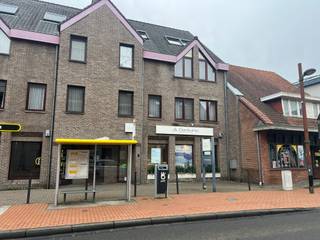 Ruim handelspand te Pelt-centrum: * Grote handelsruimte * Volledig ingericht kantoor * Kitchenette * Kelder * Parkeerplaatsen op achterliggend...