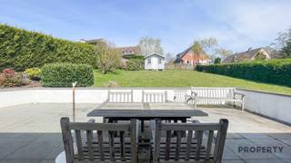 <p><span>In deze zeer gegeerde residentiële buurt in Dilbeek komen er zelden woningen te koop. Deze mooie villa is daarom een uitzondering vanwege de ligging, klassieke maar zeer waardevolle details en de ruime tuin. Met een beetje opfrissing maak je van deze woning een zeer leuke thuis, met vlotte verbinding naar Brussel. Deze woning heeft momenteel 2 slaapkamers, een ruime keuken, ruime leefruimte met enorm veel lichtinval. Momenteel is het EPC een F, maar enkel met het plaatsen van een condenserende gasketel zakt deze al naar D. Er is een simulatie gemaakt om dit aan te tonen. Als u interesse hebt en u wenst deze woning te bezoeken, maak dan snel een afspraak op het nr. 056/96.08.00 of mail naar info@property-vastgoed.be. Er is een startprijs van 599.000 voor de bieding. Ieder bod zal worden voorgelegd aan de eigenaar </span></p>