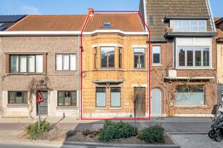 Gesloten woning met afzonderlijke studio met huisnummer 39A (kangoeroe wonen is mogelijk!), afzonderlijke garage en stadstuintje op gegeerde locatie in Oostakker. De woning is te renoveren en bevat op het gelijkvloers een inkomhal, een ruime leefruimte, een ruime basis keuken, een badkamer met twee lavabo’s, een bad en een toilet en een wasplaats/berging. Op de eerste verdieping is er een nachthal, twee ruime slaapkamers en een kleine slaapkamer en op de tweede verdieping is er nog een ruime in te richten zolderkamer. De woning beschikt over alle comfort en wordt centraal verwarmd met stookolie. Het buitenschrijnwerk bestaat uit hout met dubbel glas en rolluiken. Er is eveneens een afzonderlijk toegankelijke studio met leefruimte en keuken, een slaapkamer en een badkamer met lavabo, douche en toilet. De totale oppervlakte van het perceel is 289m².<br />Wil u deze charmante te renoveren woning met heel wat potentieel in Oostakker bezoeken? Stuur dan een mail naar gunther@loimmo.be en wij nemen contact met u op.