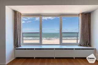 <br />Op de vijfde verdieping van de <strong>residentie Riant Séjour</strong> bevindt zich dit <strong>luxueus afgewerkte appartement met twee slaapkamers.</strong><br />Het appartement werd volledig ingericht en afgewerkt <strong>door Bauhaus Projects</strong>, in hun gekende verfijnde en stijlvolle signatuur. De residentie is gelegen op de bruisende <strong>Zeedijk van Koksijde</strong>, waar u dagelijks geniet van een prachtig zeezicht, een <strong>hoogwaardige afwerking</strong> en een interieur dat tot in de puntjes verzorgd is.<br />Dankzij de combinatie van comfort, luxe en ligging is dit appartement ideaal als tweede verblijf of om permanent te genieten van een exclusieve levensstijl aan de kust.<br />De indeling is als volgt:
<ul>
	<li>Twee volwaardige slaapkamers;</li>
	<li>Moderne badkamer met ruime inloopdouche;</li>
	<li>Stijlvolle, volledig uitgeruste keuken, afgewerkt met een natuurstenen werkblad en hoogwaardige toestellen van Miele en Bora;</li>
	<li>Lichtrijke leefruimte met fenomenaal zeezicht;</li>
	<li>Apart toilet;</li>
	<li>Terras achteraan;</li>
</ul>
Enkele troeven:

<ul>
	<li>Volledig afgewerkt door Bauhaus Projects;</li>
	<li>Slaapkamers voorzien van kwalitatief maatwerk en inbouwmeubilair;</li>
	<li>Gelegen op de Zeedijk van Koksijde;</li>
	<li>Fenomenaal frontaal zeezicht;</li>
	<li>Gerenoveerde gevel;</li>
</ul>
Benieuwd naar dit unieke aanbod? Contacteer ons vandaag nog voor een afspraak ter plaatse.
