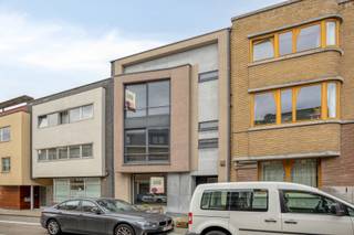 <p><span>Op een uitstekende locatie in het centrum van Leuven bevindt zich deze ruime en recente woning met tal van mogelijkheden. De woning werd in 2001 volledig heropgebouwd en combineert hedendaags comfort met een centrale ligging, ideaal voor wie wonen en werken wil combineren.</span></p>
<p>De woning beschikt over vier volwaardige slaapkamers. Twee slaapkamers geven uit op een eigen terras. Daarnaast zijn er twee slaapkamers met een dressing, waarvan één met een aansluitende badkamer. In totaal zijn er twee badkamers, beide uitgerust met een bad.</p>
<p><span>Verder biedt de woning drie aangename terrassen, perfect om te genieten van rust in het hart van de stad. Dankzij de vloerverwarming geniet u van een optimaal wooncomfort. Met een EPC-score B is de woning bovendien energiezuinig.</span></p>
<p><span>De woning is volledig onderkelderd, wat zorgt voor extra opslagruimte of diverse gebruiksmogelijkheden. Daarnaast zijn er drie aparte toiletten aanwezig.</span></p>
<p><span>Dankzij de indeling en ligging biedt dit pand ook mogelijkheden voor een handelsruimte of vrij beroep.</span></p>
<p><span>Een veelzijdige woning met veel ruimte en potentieel op een toplocatie.<br /><br /><strong>Heb je interesse en wil jij als eerste de kans grijpen om jouw droomwoning te ontdekken? We trappen onze verkoop af met een exclusieve “Avant-Première” op vrijdag 27 maart. Plan nu jouw bezoek via de groene ‘Plan jouw bezoek’ knop. De richtprijs bedraagt 715.000 euro. De biedingstermijn loopt tot en met maandag 30 maart. Bekijk het Avant-première reglement onder downloads.</strong><br /></span></p>