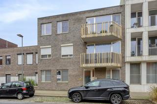 <p><span>Instapklaar GLV appartement met 2 slaapkamers, privé terras, Gem. tuin</span></p><p><span> </span></p><p><span>Ontdek dit prachtige, instapklare gelijkvloers appartement met 2 slaapkamers in de populaire nieuwbouwwijk Het Groen Zuid. Gebouwd in 2017, biedt deze moderne woonst alle comfort dat u vandaag mag verwachten. U geniet van een privéterras met uitzicht op de gemeenschappelijke tuin, ideaal om tot rust te komen. Dankzij de airconditioning en de ondergrondse staanplaats is het hier aangenaam en zorgeloos wonen. Een unieke kans voor wie op zoek is naar een recente, comfortabele woning in een groene en gegeerde omgeving!</span></p><p><span> </span></p><p><span>Indeling</span></p><p><span>- Bij het betreden van het appartement komt u in de centrale inkomhal, die vlot toegang biedt tot alle ruimtes.<br />- De ruime en lichtrijke leefruimte met airconditioning sluit naadloos aan op de open, volledig uitgeruste keuken en geniet van een mooi uitzicht op het privéterras en de gemeenschappelijke tuin.<br />- Verder beschikt het appartement over een praktische aparte berging met aansluiting voor wasmachine en droogkast.<br />- Er zijn twee slaapkamers van respectievelijk 12 m² en 8 m², ideaal als master bedroom en kinder- of bureauruimte.<br />- De volledig betegelde badkamer is uitgerust met een lavabomeubel, een inloopdouche en een handdoekdroger.<br />- Tot slot is er een apart gastentoilet.</span></p><p><span>Extra </span></p><p><span>Privé terras van 25m²<br />Gemeenschappelijke tuin<br />Privé berging en ondergrondse staanplaats verplicht aan te kopen voor de prijs van €30 000<br />Gem. kosten +- €150/maand</span></p><p><span> </span></p><p><span> </span></p>