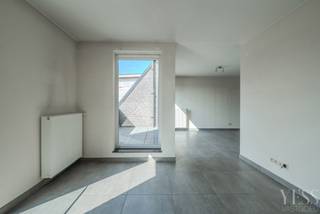<p><span>Bent u op zoek naar een ruim en lichtrijk appartement met alle comfort? Dan is dit prachtige duplexappartement, gelegen in de Hoogstraat 4 te Oudenburg, zeker een bezoek waard.</span></p>
<p>Dit verzorgde appartement biedt een doordachte indeling met een <strong>ruime, lichtrijke leefruimte </strong>die naadloos aansluit op de mooie open keuken. Vanuit <strong>de leefruimte</strong> heeft u toegang tot het<strong> terras </strong>aan de achterzijde, waar u in alle rust kunt genieten van een lekker ontbijt of aperitief.</p>
<p><span>Verder beschikt het appartement over </span><strong><span>drie volwaardige slaapkamers</span></strong><span>, een </span><strong><span>ruime badkamer</span></strong><span>, een </span><strong><span>praktische berging</span></strong><span> en een </span><strong><span>gastentoilet</span></strong><span>, waardoor het perfect geschikt is voor gezinnen of wie graag ruim woont.<br /><br />Als extra troef is er een mogelijkheid voor een afgesloten garage met automatische poort, wat zorgt voor extra comfort en een veilige parkeerplaats.<br /></span></p>
<p><strong><span>Troeven:</span></strong></p>
<ul>
<li><span>Centrale ligging in Oudenburg</span></li>
<li><span>Ruim duplexappartement</span></li>
<li><span>3 volwaardige slaapkamers</span></li>
<li><span>Lichtrijke leefruimte</span></li>
<li><span>Mooie open keuken</span></li>
<li><span>Terras achteraan</span></li>
<li><span>Ruime badkamer</span></li>
<li><span>Praktische berging</span></li>
<li><span>Gastentoilet</span></li>
</ul>
<p><span>Interesse? Contacteer ons voor meer informatie of plan een bezoek en ontdek zelf de ruimte en het comfort die dit duplexappartement te bieden heeft.</span></p>