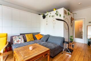 Locatie<br /><br />In de geliefde Expowijk (2020 Antwerpen), aan de Camille Huysmanslaan, bevindt zich deze slim ingedeelde studio met terras. Je woont hier op een uitstekende locatie, vlak bij enkele buurtwinkels, openbaar vervoer en parken. Bovendien geniet je van een vlotte verbinding naar het stadscentrum.<br /><br />Beschrijving<br /><br />Via de aparte inkomhal kom je de studio binnen. De lichtrijke leefruimte werd slim ingedeeld en beschikt over een discreet weggewerkte slaaphoek, waardoor je geniet van de nodige privacy zonder het open ruimtegevoel te verliezen. Verder beschikt de studio over een aparte badkamer en een praktische berging met aansluiting voor een wasmachine en droogkast. Als extra troef is er een aangenaam terras waar je in alle rust kan genieten. <br /><br />Belangrijke troeven<br /><br />- Slim geïntegreerde slaaphoek<br />- Extra Kelder <br />- instapklaar <br />- Zuid-oost geörienteerd terras <br />- Asbestveilig<br />- Elektriciteit conform <br /><br /><br />Verplichte vermeldingen <br />- EPC: 316 kWh/m²/jaar<br />- P-score: B<br />- G-score: B<br />- Stedenbouwkundige inlichtingen in aanvraag