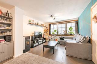 Rustig en centraal gelegen gezinswoning met een bewoonbare oppervlakte van ca. 170 m², gelegen in de dorpskern van Dentergem, vlakbij de kerk en het gemeentehuis. De woning geniet van een vlotte bereikbaarheid en bevindt zich op wandelafstand van lokale voorzieningen, in een aangename en landelijke omgeving.<br /><br />PLUSPUNTEN:<br />* GUNSTIGE CENTRALE LIGGING;<br />* TOTAALRENOVATIE 2010 | VOLLEDIG NIEUWE DAKCONSTRUCTIE 2024;<br />* ZONNEPANELEN 14 x 425 WP <br />* WARMTEPOMP (lucht/lucht) AIRCO/VERWARMING <br />* ENERGIEVRIENDELIJK | B-LABEL <br />* AUTOMATISCHE ZONWERING TWEEDE VERDIEPING<br />* MOGELIJKHEID TOT AANKOOP STAANPLAATS OP WANDELAFSTAND <br /><br />INTERIEUR:<br />U komt binnen via de inkomhal, die toegang geeft tot de lichtrijke woonkamer met open keuken. Dit betreft een ingerichte keuken met spoelbak, kookplaat, dampkap, oven met ruimte voor frigo. Verder beschikt het gelijkvloers over een praktische koele berging, een ruime wasplaats alsook een apart gastentoilet.<br /><br />Op de eerste verdieping bevinden zich 2 slaapkamers en een vernieuwde badkamer (2024) met dubbel lavabomeubel en inloopdouche. Tevens op dit verdiep een apart toilet. <br />Via een vaste trap bereikt u de tweede verdieping (volledig nieuw 2024), waar u de ruime derde (master) slaapkamer en een aparte bureauruimte terugvindt.<br /><br />EXTERIEUR: <br />Op het eerste verdiep is er een gezellig overdekt terras (7m²) waar het gezellig vertoeven is!