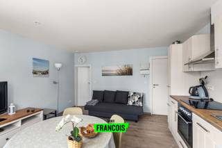 Dit gezellige éénslaapkamerappartement bevindt zich in de Jean Van Hinsberghstraat in Middelkerke en is ideaal voor wie op zoek is naar een knusse en goed gelegen woonst aan de kust.<br /><br />De indeling van het appartement zorgt voor een aangename woonbeleving, met een lichtrijke leefruimte die perfect aansluit op de functionele keuken. De aparte badkamer biedt extra comfort en privacy.<br /><br />Dankzij de gunstige ligging geniet je hier van een vlotte verbinding met het centrum, winkels en het openbaar vervoer. Bovendien bevindt de zeedijk zich op wandelafstand, waardoor je op elk moment kan genieten van een ontspannen wandeling langs het strand.<br /><br />Voor meer informatie of een bezoek kunt u contact opnemen met Inti op middelkerke@immofrancois.be<br /><br /> of 0470 46 75 13.<br /><br />