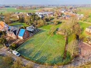 RUIM PERCEEL van 976M² in Oosterzele biedt de ideale combinatie van RUST, GROEN EN VLOTTE BEREIKBAARHEID. Met een STRAATBREEDTE VAN CA. 17,5M en...