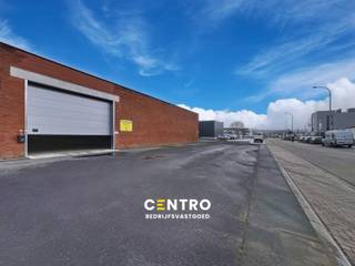 <u><strong>Benaderende bruto-AFMETINGEN: </strong></u><br />Magazijn: 2.400m²<br />Ruim verharde parking 540m<sup>2</sup><br /><br /><u><strong>AFWERKING:</strong></u><br />- Gemetste constructie met betonnen overspanning <br />- Geïsoleerd dak met lichtstraten<br />- Betonvloer<br />- Poort Assa Abloy h: 4,20m b: 5,50m met afstandsbediening<br />- LED-verlichting<br />- Geïntegreerde showroom /kantoor- /ontvangstruimte (110m<sup>2</sup>)<br />- Sanitair: douche, 2 toiletten, urinoirs, lavabo<br />- Vrije hoogte 4m<br />- Mogelijkheid om uw bedrijf extra zichtbaarheid te geven op de 18m hoge toren aan de Europalaan<br /><br /><u><strong>NUTSVOORZIENINGEN:</strong></u><br />Elektriciteit (3x400V - 63A, drijfkracht) met tussenteller - eigen waterteller - gemeenschappelijke snelladers (10) en traagladers (2) op de site.<br /><br /><strong><u>BESTEMMINGSMOGELIJKHEDEN</u></strong>:<br />Zone voor milieubelastende industrieën.<br />Opslag, overslag, productie, B2B, bewerking en verwerking van goederen.<br /><br /><u><strong>LIGGING:</strong></u><br />Poort tot Poperinge, RING - Nijverheidslaan, zichtbaarheid vanaf de ring.<br /><br /><u>* Bijzonderheden:</u><br />- Onmiddellijk beschikbaar.<br />- Geen gemene kosten !<br />- Vermelde prijzen zijn excl. onroerende voorheffing , elektriciteit en BTW.<br />- Onze referentie op <strong>www.centro.be</strong>: <strong>P0499</strong> of contacteer ons op <strong>050 70 01 02</strong>.