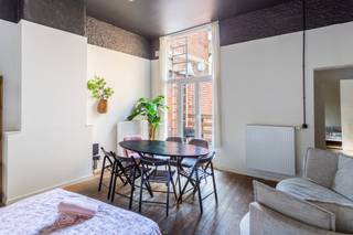 <p>Appartement prêt à emménager avec un cachet authentique, situé au cœur d’Anvers. Implanté au premier étage de la Lange Nieuwstraat, il dispose d’un charmant balcon côté rue et d’une terrasse d’environ 4 m². L’appartement comprend un vaste séjour avec éléments d’origine, une cuisine entièrement équipée, une grande chambre et une pièce supplémentaire idéale comme bureau ou chambre d’amis. La salle de bains est entièrement aménagée et en excellent état. Label énergétique B.</p>
<p>Grâce à son emplacement central à distance de marche des commerces, restaurants et transports en commun, cet appartement constitue une habitation idéale ou un excellent investissement.</p>