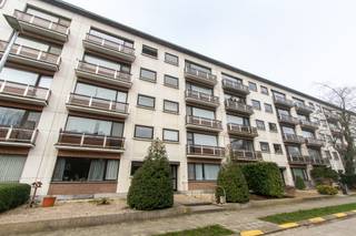 <div><div> <p>Volledig gerenoveerd appartement.</p><p>Dit ruime appartement van ca. 105 m² is gelegen in een doodlopende straat, op wandelafstand van het centrum. Het bevindt zich op de vierde verdieping van een verzorgd gebouw met lift en werd in 2019 volledig gerenoveerd. U komt binnen via de inkomhal met praktische vestiairekast. De lichtrijke leefruimte is afgewerkt met een moderne tegelvloer en sluit aan op de volledig vernieuwde, ingerichte keuken met alle toestellen. Aansluitend bevindt zich een handige wasplaats/berging. Verder beschikt het appartement over twee volwaardige slaapkamers. De badkamer werd eveneens vernieuwd en is uitgerust met een inloopdouche en een stijlvol wastafelmeubel. Er is ook een apart toilet met handenwasser.  Dankzij de centrale en tegelijk rustige ligging is dit appartement bijzonder aangenaam om te wonen. Mogelijkheid tot huren garagebox voor € 80/maand. </p></div> </div>