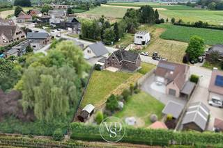 Deze ruime (net geen 200m²) opgefriste woning verwelkomt u met een inkomhal, een ruime en lichtrijke leefruimte, een afzonderlijke keuken, een badkamer, een apart toilet en een slaapkamer op het gelijkvloers. <br />Op de verdieping bevinden zich nog drie volwaardige slaapkamers.<br /><br />Verder beschikt de woning over een handige wasplaats, een riante kelder en een inpandige garage. <br />De praktisch te onderhouden tuin vormt een aangename buitenruimte, en is bijkomend voorzien van een tuinberging. <br /><br />Met enkele gerichte energetische aanpassingen kunt u deze woning omvormen tot de ideale gezinswoning.