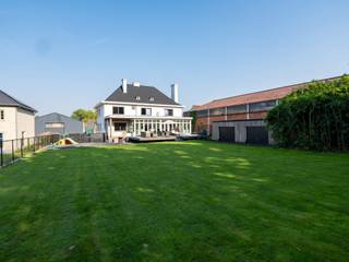 Karaktervolle en ruime villa met 378m2 woonbeleving ligt op een perceel van 4796m2 te Halen.Deze beschikt over een grote leefruimte en keuken, vier...