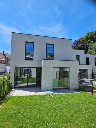 https://www.eribo.be/te-koop/ballingenweg-2-nieuwbouwwoning<br /><br />Harelbeke, stad aan de Leie, is een aantrekkelijke plek om te wonen. Naast het Stadspark hebben wij nog deze gezinswoning met tuin te koop. Deze woning is de ideale uitvalsbasis in het centrum van Harelbeke. Alles wat je nodig hebt, is er te vinden, vaak op wandelafstand. Van winkels voor al je inkopen tot gezellige terrasjes om even te verpozen. Van een streepje natuur in provinciedomein De Gavers tot een vleugje cultuur in CC Het Spoor.<br /><br />Deze woning in de Ballingenweg omvat:<br /><br />- 3 slaapkamers<br />- eigen garage<br />- aangelegde tuin met aparte ingang, oprit en terras.<br />- in detail afgewerkt met hoogwaardige materialen + voldoen aan de hedendaagse comforteisen, met veel aandacht voor thermische en akoestische isolatie<br />- inclusief schilderwerken!<br />- vloerverwarming, zonnepanelen, warmtepomp en vraaggestuurde ventilatie<br />- betaal gedurende 5 jaar lang GEEN onroerende voorheffing door het lage E-peil (E0)!<br />- grote ramen zorgen dan weer voor veel natuurlijke lichtinval en vergroten het ruimtegevoel in je woning<br />- waterontharder <br />- gelegen op een rustige locatie naast het Stadspark en op wandelafstand van de markt!<br /><br />Koop hier aan 6% btw en bespaar zo tot maar liefst €53.000!<br /><br />Wil jij hier graag wonen? Maak een afspraak voor meer informatie via ben@eribo.be of 0488/942.643.