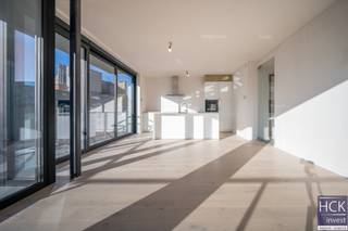 <strong>⇒ Profiteer hier nog van 6% BTW (in plaats van 21% BTW) !!  </strong><br /><br /><strong>Project Residentie Vignoble</strong><br />5 appartementen en één handelsruimte gelegen op <strong>één van de meest gewaardeerde locaties in het centrum van Waregem</strong> gelegen op de hoek van de Holstraat en de Guido Gezellestraat. De ligging is werkelijk <strong>uitmuntend </strong>op wandelafstand van allerhande winkels, horecazaken, sport- &amp; cultuurfaciliteiten. Zowel het 'Regenboogpark' alsmede 'Park Baron Casier' en 'Hippodroom Waregem' zijn allen te voet bereikbaar. Op amper 5 min. is het op- &amp; afrittencomplex van de E17 bereikbaar, het openbaar vervoer en de kleine ring rond Waregem zijn vlakbij. Kortom, een ware <strong>topligging </strong>met een bijzondere gunstige bereikbaarheid! <br /><br /><strong>De uitrusting</strong><br />Deze duurzame appartementen verwarmen &amp; koelen via <strong>warmtepompen </strong>en beschikken over <strong>vloerverwarming</strong>. Ieder appartement beschikt over <strong>grote raampartijen met veel lichtinval </strong>en glazen deuren wat zorgt voor een <strong>aangename woonbeleving</strong>. In de woonkamer en slaapkamers werd gekozen voor sfeervolle <strong>parket vloerbekleding</strong>. De keuken is volledig uitgerust en beschikt dan ook over alle hedendaagse toestellen. Kortom, werkelijk volledig instapklare appartementen.<br /><br />Er is plaats genoeg om uw wagen te <strong>parkeren</strong>, via de Guido Gezellestraat zijn er overdekte autostaanplaatsen beschikbaar.<br /><br />Elk appartement biedt daarnaast een royaal terras tot 18 m² aan, bijkomend beschikt het gebouw over extra dakterras tot 74 m².<br /><br />De appartementen voldoen aan alle hedendaagse normen: vloerverwarming, warmtepomp, ventilatiesysteem, zonnepanelen en de <strong>mogelijkheid om elektrisch te laden</strong> in de parking. <br /><br /><strong>Architect</strong><br />Residentie Vignoble is een ontwerp van Embo Architecten.<br /><br /><strong>BTW</strong><br />6% BTW mogelijk.<br /><br /><strong>Maak nu uw afspraak</strong><br />Wenst u meer informatie of een afspraak op kantoor of ter plaatse? Reageer via het contactformulier, we geven u snel een antwoord.