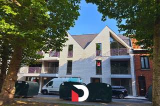 In de gegeerde wijk Kristus-Koning, op een steenworp van het centrum van Brugge, bevindt zich dit ruime en energiezuinige nieuwbouwappartement. Dankzij de gunstige ligging bevinden winkels, openbaar vervoer en andere dagelijkse voorzieningen zich in de onmiddellijke omgeving.<br /><br />Het appartement omvat een ruime en lichtrijke leefruimte met een open, volledig ingerichte keuken. Daarnaast beschikt het over een praktische berging, een apart toilet, een badkamer met inloopdouche en twee volwaardige slaapkamers. Vanuit de leefruimte heeft u toegang tot een aangenaam en ruim terras waar het heerlijk vertoeven is.<br /><br />Bij het appartement hoort een autostaanplaats (stpl23) die bereikbaar is via een autolift. Daarnaast is er een fietsberging voorzien.<br /><br />Het appartement wordt volledig geschilderd en uitgerust met lichtarmaturen en gordijnrails, waardoor het volledig instapklaar wordt opgeleverd.<br /><br />Dit comfortabele nieuwbouwappartement combineert een kwalitatieve afwerking met een uitstekende ligging en biedt alle hedendaagse wooncomfort. Interesse? Plan eenvoudig uw bezoek online: www.delbecque.immo.<br /><br />EPB: in opmaak. Gemeenschappelijke kosten: € 85/maand.