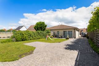 Instapklare woning met 2 slaapkamers<br />Deze knusse woning met alle kamers op het gelijkvloers is gelegen in Dessel op een perceel van 521 m².<br /><br />De indeling is de volgende:<br />Een inkomhal, een ruime living met ramen aan de voor- en zijkant, een volledig geïnstalleerde open keuken.<br />Verder is er een nachtgang met een badkamer met lavabo en douche in bad, een berging en twee slaapkamers.<br />De zolder is bereikbaar via een schuiftrap en dient als bergzolder.<br /><br />Links achteraan het perceel staat een garage van +- 30 m².<br /><br />Deze woning kan gekocht worden als investering of als starterswoning. Een woning met tuin en garage tegen de prijs van een appartement.