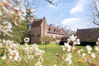 Deze 15de-16de -eeuwse herenhoeve, gekend als “Hooghuis”, beschikt over een combinatie van authentieke elementen en luxe afwerking. De herenhoeve...