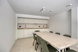 Deze prachtige studentenkamer bevindt zich in het centrum van Leuven op een rustige locatie achterin gelegen.<br /> <br />Dit opbrengstpand bestaat uit 29 vergunde studentenkamers, 16 kamers met eigen sanitair en 13 met een eigen douche en lavabo en gedeeld toilet.<br /> <br />Deze kamer bestaat uit een lavabo en douche en aagename kamer uitgerust met ontbijtblok (frigo en microgolf), kleerkast, bed, bureau en bureaustoel. <br />De kamers worden volledig bemeubeld en geschilderd verkocht.<br /> <br />Foto's en een overzicht van alle units kan via email bezorgd worden.<br /> <br />Er zijn meerdere gemeenschappelijke keukens. Deze zijn volledig uitgerust met alle nodige toestellen. Verder is er een afvallokaal en fietsenstalling.<br /> <br />Het pand werd in 2025 volledig vernieuwd en aangepast aan de hedendaagse eisen. <br /> <br />Het gebouw beschikt over een betonnen constructie en een vernieuwde lift.<br />Verder is het gebouw uitgerust met een thuisbatterij van 10KW en 30 zonnepanelen met een totaal vermogen van 13 800Wp. <br /><br />De studentenkamer kan verkocht worden met een huurgarantie indien gewenst. Huurprijzen van 600 tot 695 euro/ maand exclusief kosten.<br /> <br />Aarzel niet ons te contacteren voor verdere inlichtingen of voor een plaatsbezoek.