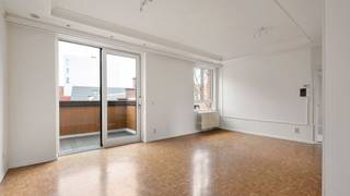 In het hart van het bruisende centrum van Turnhout, op wandelafstand van winkels, supermarkten, slager, cafés en alle voorzieningen, vindt u dit instapklaar en uitzonderlijk ruim, lichtrijke appartement met een bewoonbare oppervlakte van ca. 160 m² én twee zonnige terrassen.<br /><br />Gelegen op de tweede verdieping van een verzorgd appartementsgebouw (met lift), beschikt het appartement over een comfortabele indeling met o.a. 3 slaapkamers, 2 badkamers, 2 kelderbergingen én een aparte studio met eigen ingang. Ideaal voor co-housing, inwonende kinderen of een zelfstandige praktijk.<br /><br />Indeling:<br />De gemeenschappelijke inkomhal met lift brengt u tot de tweede verdieping.<br /><br />Bij binnenkomst in het appartement bevindt zich een ruime inkomhal met gastentoilet, handenwasser en een technische berging. Vervolgens komt u in een grote lichtrijke ruimte met open keuken en gezellige leefruimte die toegang biedt tot het eerste zonneterras.<br /><br />De masterbedroom beschikt over een ensuite badkamer met ligbad, vernieuwde inloopdouche en dubbele wastafel. Vanuit deze slaapkamer heeft u toegang tot slaapkamer 2.<br /><br />Via de woonkamer bereikt u de studio – momenteel ingericht als tweede leefruimte. Deze beschikt over een eigen ingang, een derde slaapkamer, een tweede badkamer, een extra berging én toegang tot het tweede zonneterras. De studio is perfect integreerbaar of afzonderlijk te gebruiken.<br /><br />Bijzonderheden:<br />- Handelspand optioneel bij aan te kopen voor 350.000 euro <br />(Baron Frans du Fourstraat 4 bus 11 + bus 12). <br />- Toplocatie in centrum van Turnhout <br />- Aanwezigheid van lift <br />- Gunstig EPC label (B) van <br />- 2 CV installaties aanwezig (appartement + studio) <br />- Het appartement beschikt over inbouw muziekinstallatie <br />- Verwarming op aardgas <br />- 2 schitterende terrassen <br />- Garagebox onder Turnova optioneel aan te kopen voor 45.000 euro.