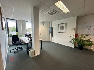 Uitstekend gelegen <strong>kantoor van 150 m²</strong> met <strong>4 privatieve parkeerplaatsen</strong> te koop vlakbij de E17 exit 2 Hoog-Kortrijk (750 m).<br /><br />De instapklare kantoorruimte situeert zich op de <strong>1e verdieping</strong> van een kwalitatief kantoorbouw dat deel uitmaakt van het kantorencomplex "Kennedycentrum". De lichtrijke kantoren bestaan enerzijds uit een open space en anderzijds uit 4 afzonderlijke burelen. Verder voorzien van alle comfort, zoals airco, verwarming, een kitchenette en sanitair. <br /><br />Beschikbaar vanaf 01/09/2025.<br /><br />Contacteer <strong>PANORAMA B2B</strong> voor bijkomende inlichtingen, plannen of een vrijblijvend plaatsbezoek <strong>056 222 256</strong>.