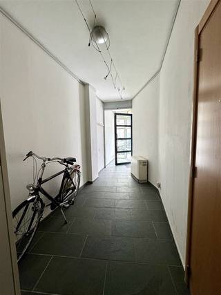 Opbrengstgebouw met twee appartementen in hartje Maaseik.Ideaal als investering of om zelf te wonen en verhuren! ALGEMENE INFODit gebouw, gelegen op...