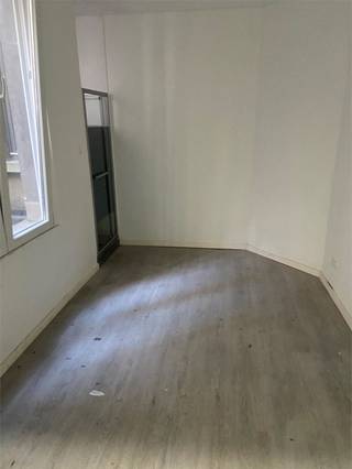 Kantoorruimte op de tweede tussenverdieping in een klein gebouw.  Oppervlakte van ongeveer 11 vierkante meter. Er is een douche,keukenblok en wc voorzien. Huur 350 euro + 80 euro kosten voor water, verwarming en elektriciteit. Onmiddellijk vrij.