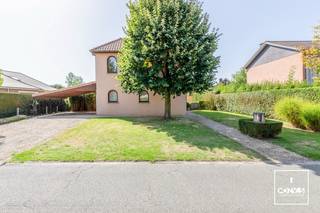 Op zoek naar<strong> ruimte, rust en groen </strong>op een gegeerde locatie? Deze villa, gelegen in Rozenhoed 49 te <strong>Vinderhoute</strong>, biedt een mooie woonomgeving voor wie houdt van een rustige en groene omgeving, zonder de nabijheid van Gent uit het oog te verliezen.<br /><br />Bij het binnenkomen wordt u verwelkomd in een <strong>ruime inkomhal</strong> met apart toilet. De woning beschikt over een grote woonkamer en keuken, die dankzij de <strong>vele raampartijen</strong> een aangename verbinding met de tuin creëert. Via de inkomhal is er bovendien een <strong>aparte kamer</strong> die kan worden ingericht als slaapkamer, bureauruimte of hobbykamer. Op het gelijkvloers bevinden zich verder een badkamer, <strong>garage </strong>en praktische <strong>oprit met carport</strong>. Op de eerste verdieping bevinden zich maar liefst <strong>vier slaapkamers</strong> en een ruime badkamer. Hierdoor biedt de woning volop ruimte voor een gezin, thuiswerk of hobby's.<br /><br />Ook buiten heeft deze villa heel wat te bieden. De woning is <strong>volledig omringd door de tuin</strong>, waardoor het groen vanuit verschillende ruimtes aanwezig is en er een aangenaam gevoel van privacy en rust ontstaat. Vanuit de tuin is er een poortje dat rechtstreeks<strong> toegang </strong>geeft tot de <strong>speeltuin </strong>van de woonwijk. De kinderen kunnen er gemakkelijk samen buiten spelen, terwijl de tuin een rustige plek blijft om thuis te genieten.<br /><br />Wens je graag een bezoek in te plannen? Contacteer Laura via <strong>0492 07 26 62</strong> of <strong>laura@convas.be</strong>