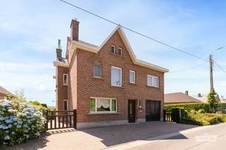 Op een uitzonderlijk rustige en groene locatie in Zwalm bevindt zich deze ruime open bebouwing, omgeven door het prachtige landschap van de Vlaamse Ardennen. Hier geniet u dagelijks van een oase van rust, terwijl winkels, scholen, openbaar vervoer en belangrijke verbindingswegen zich op korte afstand bevinden. De combinatie van de landelijke omgeving en de uitstekende bereikbaarheid maakt deze ligging bijzonder gegeerd.<br /><br />Bij het betreden van de woning komt u in de inkomhal met aansluitend de toegang tot de woonkamer met eetplaats en keuken. Verder is er nog een badkamer en een ruime, inpandige garage voorzien. Op de verdieping bevinden zich momenteel drie slaapkamers. Bovendien zijn er nog uitbreidingsmogelijkheden, zodat u de woning verder kunt aanpassen aan uw toekomstige woonbehoeften.<br /><br />De tuin biedt alle ruimte om in alle privacy te genieten van het groene karakter van de omgeving. Dankzij de open bebouwing geniet u bovendien van veel lichtinval en een aangenaam ruimtegevoel, zowel binnen als buiten.<br /><br />Deze woning is onderworpen aan de renovatieverplichting, maar net daardoor biedt ze de kans om een energiezuinige woning te creëren die volledig voldoet aan de hedendaagse normen en volledig aansluit bij uw persoonlijke smaak.<br /><br />Bent u op zoek naar een woning met karakter, ruimte en een uitzonderlijke ligging waar u uw eigen droomwoning kunt realiseren? Dan is deze eigendom in Zwalm beslist een bezoek waard.<br /><br />Interesse in deze woning? Vraag vandaag nog uw bezoek aan via Immo Francois.<br /><br />