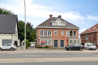 Deze centraal gelegen HOB nabij invalswegen op circa 397 m² biedt verschillende mogelijkheden.Inkomhal met apart toilet en handlavabo. De ruime...