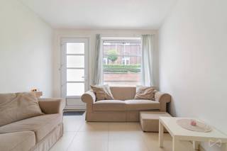 <p>Ben je op zoek naar een charmante woning op een toplocatie in Leuven? Zoek dan niet verder! Dit tweeslaapkamer rijhuis in de Noormannenstraat 71 is een ideale starterswoning of investering voor studerende kinderen. De woning is gelegen in een zeer aangename buurt met uitstekende bereikbaarheid, dankzij de nabijheid van de oprit van de E314 en de stadsring van Leuven. De buurt staat bekend om haar rustige en veilige sfeer, ideaal voor gezinnen en studenten. Vlakbij vind je het bruisende centrum van Leuven met zijn vele winkels, restaurants en cafés. Daarnaast biedt de omgeving tal van groene ruimtes voor ontspanning en recreatie, zoals Het Noormannenpark, gelegen in dezelfde straat. De woning werd in 2017 – 2018 volledig gerenoveerd, en is dus instapklaar. Op de gelijkvloers vind je een gezellige leefruimte, een functionele keuken en een koertje met extra opbergruimte. Op de eerste verdieping bevindt zich een eerste ruime slaapkamer en de badkamer. Op de tweede verdieping bevindt zich een ruime slaapkamer met een aansluitend dakterras dat een prachtig uitzicht over Leuven biedt. Daarnaast beschikt de woning nog over een praktische kelder. Deze woning is perfect voor starters, alleenstaanden, koppels of studenten die willen genieten van een rustige omgeving, maar toch dicht bij het centrum willen wonen. De woning wordt momenteel verhuurd. Aarzel niet en maak snel een afspraak voor een bezichtiging!</p>
<p><span><br /><br /></span></p>