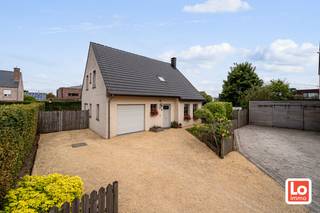 Deze kwalitatieve houtskelet woning bevat op het gelijkvloers een inkomhal met gastentoilet, een lichtrijke woonruimte met aansluitend een...