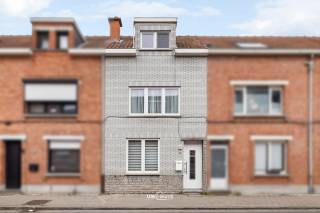 Op zoek naar een instapklare woning waar comfort en stijl hand in hand gaan? Deze prachtig gerenoveerde woning met 3 slaapkamers zal u meteen weten te charmeren.
Bij het betreden van de woning komt u in een lichtrijke leefruimte die naadloos overgaat in een moderne, volledig uitgeruste keuken. Achteraan bevindt zich een recente achterbouw, de ideale plek om extra leefruimte te creëren en te genieten van het uitzicht op de tuin.
Op de verdiepingen vindt u drie slaapkamers en een verzorgde badkamer, afgewerkt met kwaliteitsvolle materialen.
Buiten wacht een mooie, onderhoudsvriendelijke tuin met een praktische achteruitgang – perfect voor fietsen of extra toegang.
Extra troeven:
•	Grondige renovatie
•	Recente achterbouw
•	EPC-score C (energiezuinig)
•	Achteruitgang aanwezig
Kortom, de ideale woning voor wie op zoek is naar comfort, ruimte en een moderne afwerking.
Interesse? Neem snel contact op voor een bezoek!
