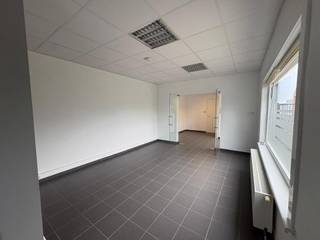 Voor meer info contacteer Eva via 0475 69 38 22 of via eva@vicusvastgoed.beDeze ruime bureelruimte van 176 m² is de ideale werkplek voor uw bedrijf...