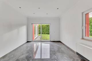 Deze instapklare half-open bebouwing op de Ninoofsesteenweg 216 in Lennik combineert charme met modern wooncomfort. De woning, gebouwd in 1930...