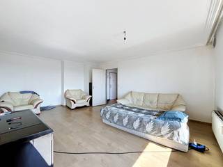 <h1><span>Ruim appartement nabij het centrum van Roeselare</span></h1><h1><span> </span></h1><h1><span>Op zoek naar een interessante investering of een comfortabel appartement om zelf te bewonen? Dan is dit appartement een echte opportuniteit!</span></h1><h1><span>Het appartement verwelkomt u met een </span><span>inkomhal</span><span> en beschikt over een aparte </span><span>keuken</span><span>, een ruime en lichtrijke </span><span>leefruimte</span><span>, </span><span>twee volwaardige slaapkamers</span><span> met toegang tot het </span><span>terras</span><span>, een apart </span><span>gastentoilet</span><span> en een </span><span>badkamer</span><span> met bad. </span></h1><h1><span>Bovendien werd recent een nieuwe boiler geplaatst.</span></h1><h1><span>Vanuit zowel de keuken als de leefruimte heeft u directe toegang tot het ruime terras. </span></h1><h1><span>Gelegen op de 5de verdieping geniet u hier van een prachtig groen uitzicht over de voortuin en een ver panoramisch zicht. </span></h1><h1><span>Dankzij de aanwezigheid van een lift is het appartement vlot toegankelijk.</span></h1><h1><span>Er is eveneens een private kelderberging inbegrepen.</span></h1><h1><span>De ligging is uitstekend: op wandelafstand van het centrum van Roeselare, met winkels, openbaar vervoer en belangrijke invalswegen in de onmiddellijke omgeving.</span></h1><h1><span> </span></h1><p><span> </span></p>