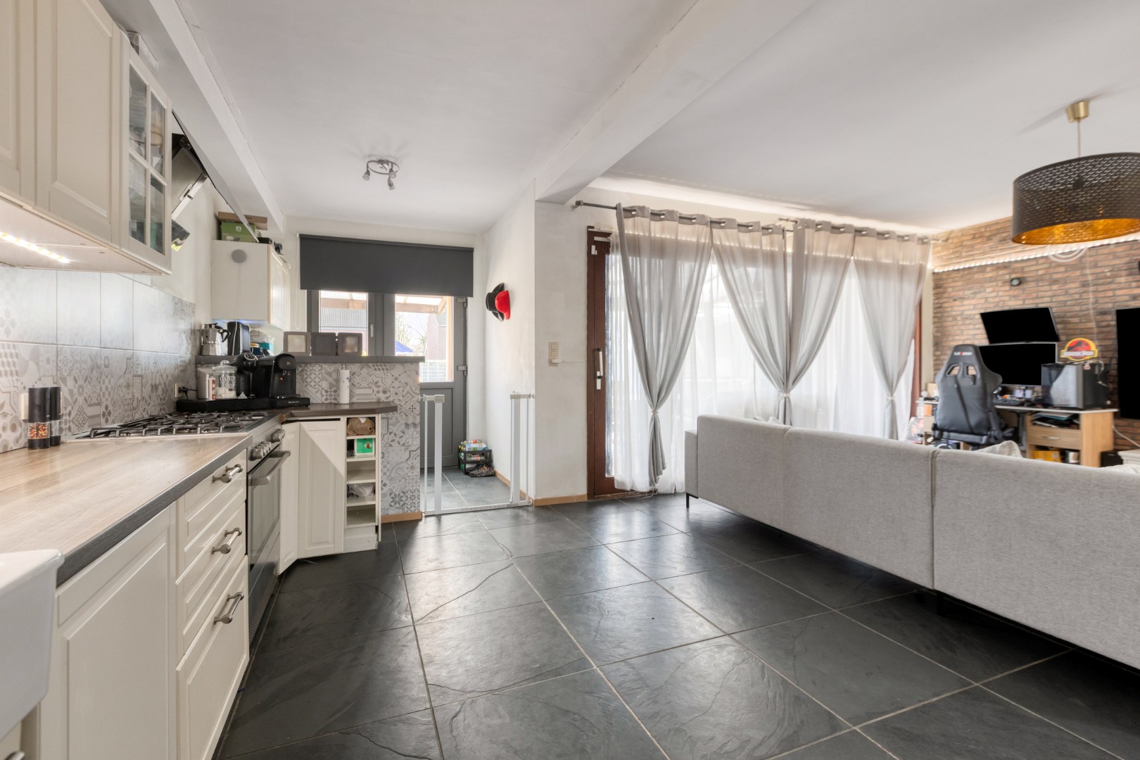 Gerenoveerde woning met 4 slaapkamers gelegen kortbij het centrum - foto 3