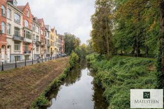 Neoclassicistische rijwoning, gelegen op een absolute toplocatie aan de buitenzijde in Brugge. De ligging aan de rand van de Brugse Vesten zorgt ervoor dat de levendigheid van het stadsleven perfect combineert met het groene karakter van de omgeving en daar bovenop een vlotte verbinding naar de autostrade. Het huis dateert van begin de jaren 1900 en kan mits een doordachte renovatie zijn volledige grandeur terug krijgen. Een prachtige gevel in samenspel met de hoge plafonds en veel lichtinval zullen u absoluut verbazen.<br /><br />Samenstelling: <br />Het gelijkvloers omvat op vandaag het volledige leefgedeelte, salon - eetplaats - keuken met aansluitende wasplaats - het terras en de tuin met berging. Tevens vindt u hier ook een bijkomende berging onder de trap. <br />Op het eerste verdiep (het bel-étage niveau) vinden we op vandaag 2 slaapkamers waarvan 1 met terras aan de tuinzijde en 1 met een balkon en prachtig uitzicht op de Vesten. Dit verdiep zou een adembenemende woonruimte kunnen worden. <br />Op het tweede verdiep is de badkamer en een 3de slaapkamer. <br />Het derde verdiep bestaat uit de 4de en 5de slaapkamer. <br />Via een vaste trap bereiken we de ruime zolder.<br /><br />Dit is het ideale project voor wie droomt van een historische en karaktervolle woning in Brugge, met ruimte, licht en een uitzonderlijke locatie.<br /><br />Neem contact met me op voor al uw vragen of om een vrijblijvend en persoonlijk bezoek ter plaatse vast te leggen (7 dagen op 7): 0478 93 72 00 of maxime@maelsteen.be