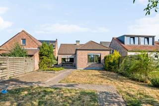 Op zoek naar een comfortabele woning op een centrale ligging? Deze aangename woning bevindt zich in het centrum van Wachtebeke, met winkels, scholen en openbaar vervoer vlakbij.De woning beschikt over een ruime en lichtrijke leefruimte die aansluit op de keuken. Daarnaast is er een handige berging aanwezig, ideaal als extra opslagruimte.Op de verdieping bevind zich een bijzonder ruime master bedroom. Op het gelijkvloers bevindt zich dan de gerenoveerde badkamer die het nodige comfort biedt en alsook nog een slaapkamer. Verder is de woning uitgerust met centrale verwarming op gas.Ook buiten heeft deze woning heel wat te bieden. De ruime en mooi aangelegde, zuidgerichte tuin vormt de ideale plek om volop van de zon te genieten. Dankzij de oprit en garage met elektrische poort beschikt u bovendien over voldoende parkeergelegenheid en extra opbergruimte.Een ideale woning voor starters, koppels of een klein gezin die centraal willen wonen met alle comfort binnen handbereik.Interesse in deze woning te koop in Wachtebeke? Contacteer luna@immobeguin.be