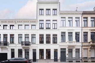 Locatie:<br />Dit luxueus gerenoveerde appartement aan de Terlinckstraat geniet van een uitstekende ligging in Oud Berchem (binnen de Singel). Dankzij de nabijheid van winkels, leuke horeca-zaken, openbaar vervoer alsook op-en afritten is dit een bijzonder centrale en aantrekkelijke woonlocatie.<br /><br />Beschrijving<br />Gelegen op de gelijkvloerse verdieping van een prachtig en karaktervol pand, geniet dit 100% instapklaar appartement van een aangename lichtinval en een modern karakter. Bij het binnenkomen komt u terecht in de lichtrijke leefruimte met hoge plafonds, waar voldoende plaats is voorzien voor zowel een zithoek , gezellige eethoek en zelfs voldoende ruimte voor een thuiswerkplek. De knappe en volledig ingerichte keuken, voorzien van een natuursteen werkblad, biedt dankzij zijn eiland een leuke plek om aan te zitten. Aan de achterzijde van het gebouw vinden we de toegang tot een zalige buitenruimte van circa 15m², een oase van rust, die verder naar eigen smaak kan ingericht worden. Via de nachthal bereikt u een afzonderlijk gastentoilet, de praktische wasberging en vervolgens het slaapgedeelte met een mooie badkamer met douche en lavabomeubel. Hiernaast vinden we de slaapkamer die eveneens aan de achterzijde gelegen is. Een privatieve kelderberging vervolledigt het geheel.<br /><br />Belangrijkste kenmerken:<br />- Totaalrenovatie met hoogwaardige afwerking, appartement momenteel in afwerking daarom nog niet alle foto's beschikbaar. <br />- Alle meters individueel<br />- Privatieve kelderberging<br />- Energiezuinig (EPC-label B)<br />- Elektrische installatie conform<br />- Asbestveilig<br />- Gebouw met 4 appartementen, zonder lift, lage maandelijkse kosten!