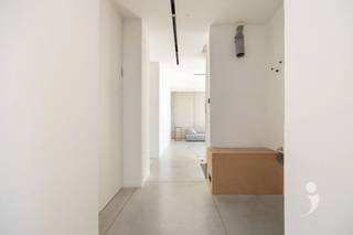 <p><span>In Keerbergen bevindt zich deze bijzonder moderne en energiezuinige architectenwoning, volledig gerealiseerd in betonbouw en ontworpen met een sterke focus op architectuur, licht en ruimte. De strakke vormgeving, grote glaspartijen en doordachte indeling zorgen voor een woning met een uitgesproken hedendaags karakter, waarbij binnen- en buitenruimte mooi in elkaar overvloeien.</span></p><p><span>Via de moderne en minimalistische inkomhal komt u in de ruime leefruimtes. De open keuken vormt samen met de eetruimte één mooi geheel en is volledig uitgerust met kwalitatieve toestellen. Dankzij de grote glaspartijen over de volledige achtergevel geniet u vanuit de leefruimtes van een prachtig zicht op de aangelegde zuidgerichte tuin, het zwembad en de achterliggende weides.</span></p><p><span>Aansluitend bevindt zich de strak vormgegeven zithoek, waar de open indeling en grote glaspartijen voor een bijzonder ruimtelijk gevoel zorgen. Doorheen de woning werden reeds de nodige kabels en ventilatiebuizen voorzien om deze netjes in toekomstige maatkasten te integreren. Zo kan elke ruimte volledig naar eigen smaak verder worden ingericht en kunnen de technieken mooi en discreet in het maatwerk worden weggewerkt.</span></p><p><span>De slaapkamers bevinden zich in de woonkelder, een bijzonder aangename verdieping die dankzij de natuurlijke koelte ideaal is als slaapverdieping, zeker tijdens de warme zomermaanden. Er zijn twee ruime slaapkamers, elk met een ensuite badkamer. Dankzij de slim ontworpen lichtputten beschikken beide kamers bovendien over aangenaam natuurlijk daglicht. Bij de tweede slaapkamer zijn alle voorzieningen reeds aanwezig om ook hier een badkamer te realiseren. Verder beschikt deze verdieping over een praktische berging die eveneens als dressing kan worden ingericht, een tweede toilet en een technische ruimte.</span></p><p><span>Ook buiten is het plaatje compleet. De volledig aangelegde, zuidgerichte tuin vormt samen met het verwarmde zwembad een bijzonder aangename plek om te ontspannen en volop van het buitenleven te genieten.</span></p><p><span>Bijkomende troeven van de woning:</span></p><ul><li><span>Volledige audio-installatie, zowel binnen als buiten</span></li><li><span>Volledig uitgerust met domotica (Loxone)</span></li><li><span>Screens</span></li><li><span>Zonnepanelen</span></li><li><span>Lucht-waterwarmtepomp met actieve koeling</span></li><li><span>Alarminstallatie</span></li><li><span>Deltalight-verlichting</span></li><li><span>EPC A+</span></li><li><span>Volledig uitgerust zwembad</span></li></ul><p><span> </span></p><p><span>Interesse in deze bijzondere architectenwoning? Contacteer ons via 016 15 31 15 of <span>info@immolivit.be</span></span><span>.</span></p><p><span> </span></p>